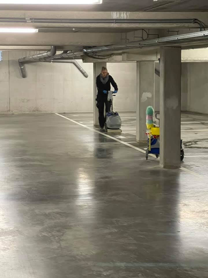 Schoonmaken ondergrondse garage PVP Cleaning